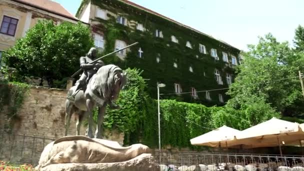 Monument George Knightly Armor Towering Defeated Dragon Zagreb Croatia Monument — Stock video