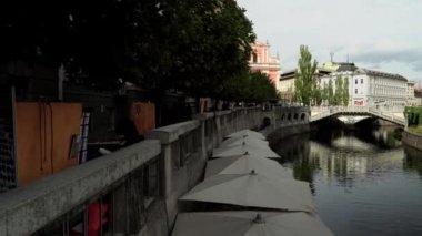 Ljubljana 'da üçlü köprü. Ljubljana 'nın tarihi merkezinde, Ljubljanica Nehri boyunca uzanan üç yaya köprüsünden oluşan bir topluluk. Şehir meydanı ve Preseren meydanı.