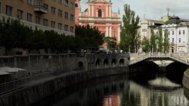 Ljubljana 'da üçlü köprü. Ljubljana 'nın tarihi merkezinde, Ljubljanica Nehri boyunca uzanan üç yaya köprüsünden oluşan bir topluluk. Şehir meydanı ve Preseren meydanı.