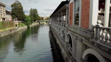 Ljubljana 'daki Kasap Köprüsü. Ljubljana 'daki Ljubljana nehri üzerindeki yaya köprüsü. Ljubljana 'da sevgililer köprüsü. Korkuluk boyunca aşıkların kilitleri birbirlerine olan bağlılığımızın ve sevgimizin bir göstergesi..