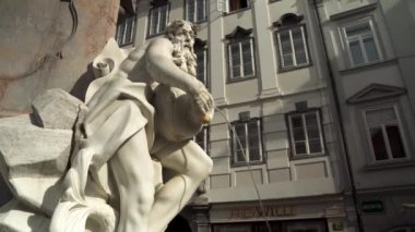 Ljubljana Slovenya şehir meydanı. Ljubljana 'daki Üç Carniola Nehrinin Çeşmesi. Ljubljana Slovenya 'nın başkenti ve en büyük şehridir. İnsanlar meydanda yürür