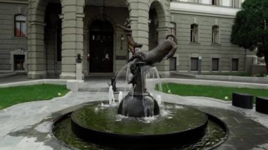 Ljubljana Üniversitesi. Slovenya 'daki devlet yüksek öğrenim kurumu. Slovenya 'nın en eski üniversitesi. Ljubljana Üniversitesi 'nin yanındaki çeşme..