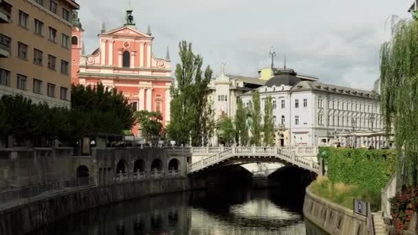卢布尔雅那的三桥卢布尔雅那历史中心横跨卢布尔雅那河的三座人行桥 城市广场和普里兹伦广场 — 图库视频影像