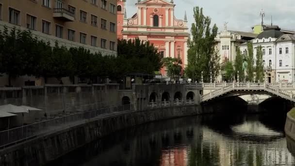 Trippelbro Ljubljana Ensemble Tre Gångbroar Över Floden Ljubljanica Ljubljanas Historiska — Stockvideo