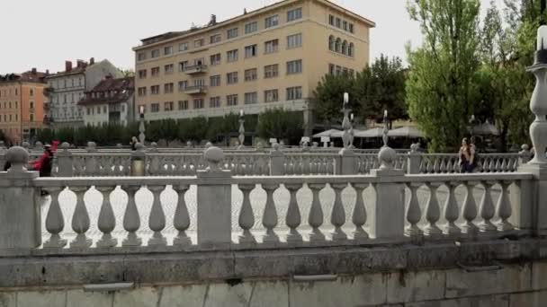 卢布尔雅那的三桥卢布尔雅那历史中心横跨卢布尔雅那河的三座人行桥 城市广场和普里兹伦广场 — 图库视频影像