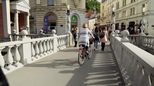 Тройной Мост Любляне Ансамбль Трех Пешеходных Мостов Через Реку Любляница — стоковое видео
