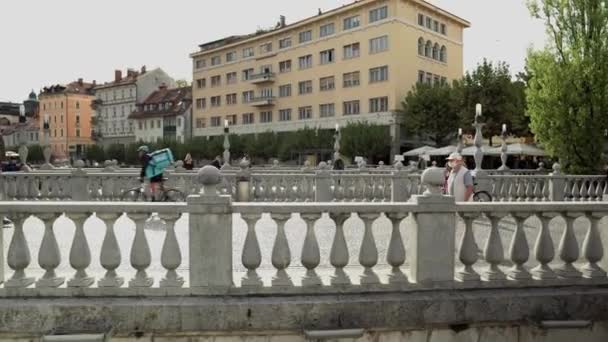 Trippelbro Ljubljana Ensemble Tre Gångbroar Över Floden Ljubljanica Ljubljanas Historiska — Stockvideo