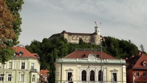 爱乐乐团和位于斯洛文尼亚卢布尔雅那历史中心城堡山上的古城堡 卢布尔雅那世界上最古老的口琴之一 — 图库视频影像