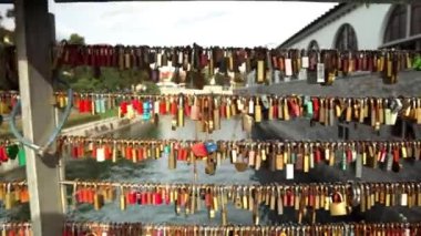 Ljubljana 'daki Kasap Köprüsü. Ljubljana 'daki Ljubljana nehri üzerindeki yaya köprüsü. Ljubljana 'da sevgililer köprüsü. Korkuluk boyunca aşıkların kilitleri birbirlerine olan bağlılığımızın ve sevgimizin bir göstergesi..