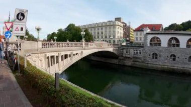 Ljubljana 'daki Ejderha Köprüsü. Ljubljanica Nehri 'nin karşısındaki Ljubljana şehrindeki karayolu köprüsü. Slovenya 'nın en ünlü ve tanınmış manzaralarından biri.. 