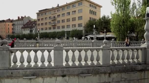 Driedubbele Brug Ljubljana Een Ensemble Van Drie Voetgangersbruggen Ljubljanica Rivier — Stockvideo