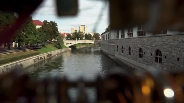 Γέφυρα Μπούτσερ Στη Λιουμπλιάνα Πεζόδρομος Πάνω Από Τον Ποταμό Λιουμπλιάνα — Αρχείο Βίντεο