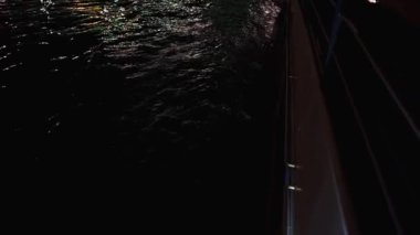 Budapeşte 'deki Özgürlük Köprüsü. Budapeşte 'deki Tuna Köprüsü. Budapeşte' deki Tuna Nehri üzerindeki üçüncü kalıcı köprü. Gece gemiden Budapeşte 'ye görüntü. Macaristan 'ın en büyük şehri.