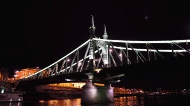 Budapeşte 'deki Özgürlük Köprüsü. Budapeşte 'deki Tuna Köprüsü. Budapeşte' deki Tuna Nehri üzerindeki üçüncü kalıcı köprü. Gece gemiden Budapeşte 'ye görüntü. Macaristan 'ın en büyük şehri.