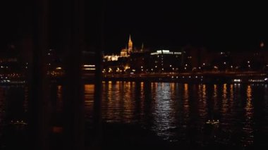 Gece Budapeşte 'de ışıklar altında. Macaristan 'ın başkenti ve en büyük şehri. Budapeşte 'deki Tuna Nehri' nde eğlence gemisi kalkıyor. Budapeşte 'nin gece yollarında nakliye. Macaristan 'ın en büyük şehri..