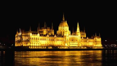 Budapeşte 'deki Macar parlamento binası. Macaristan Parlamentosu 'nun Budapeşte' deki Tuna Nehri kıyısındaki koltuğu. Gece Budapeşte 'de ışıklar altında. Budapeşte 'de Tuna Nehri' nde gezintiye çıkan eğlence gemisi