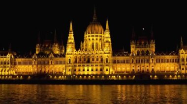 Budapeşte 'deki Macar parlamento binası. Macaristan Parlamentosu 'nun Budapeşte' deki Tuna Nehri kıyısındaki koltuğu. Gece Budapeşte 'de ışıklar altında. Budapeşte 'de Tuna Nehri' nde gezintiye çıkan eğlence gemisi