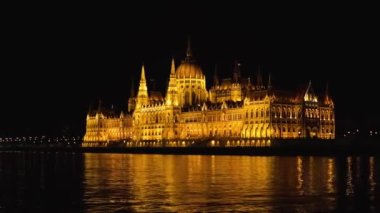 Budapeşte 'deki Macar parlamento binası. Macaristan Parlamentosu 'nun Budapeşte' deki Tuna Nehri kıyısındaki koltuğu. Gece Budapeşte 'de ışıklar altında. Budapeşte 'de Tuna Nehri' nde gezintiye çıkan eğlence gemisi