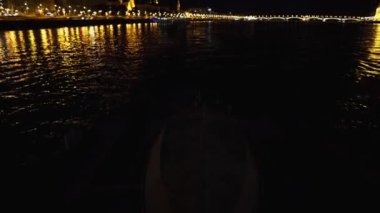 Budapeşte 'deki Macar parlamento binası. Macaristan Parlamentosu 'nun Budapeşte' deki Tuna Nehri kıyısındaki koltuğu. Gece Budapeşte 'de ışıklar altında. Budapeşte 'de Tuna Nehri' nde gezintiye çıkan eğlence gemisi