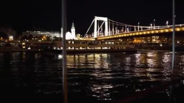 Budapeşte 'deki Elizabeth Köprüsü. Budapeşte 'de Tuna Nehri üzerindeki asma yol köprüsü. Budapeşte 'deki Tuna Nehri' nde eğlence gemisi kalkıyor. Budapeşte 'de Tuna Nehri üzerindeki köprü. Macaristan 'ın en büyük şehri..
