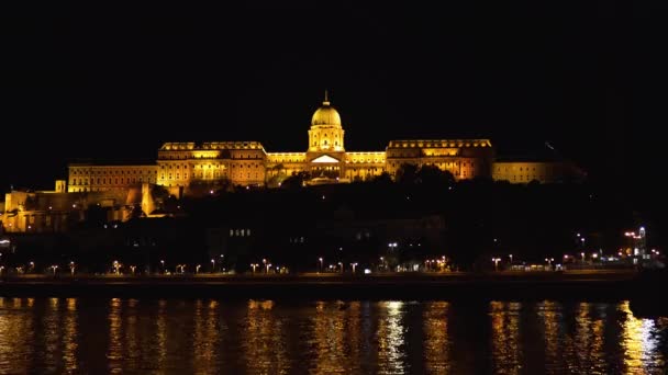 布达要塞匈牙利国王在布达佩斯的住所 布达佩斯历史博物馆 布达佩斯历史博物馆 晚上在布达佩斯的灯光下 匈牙利的首都和最大城市 — 图库视频影像