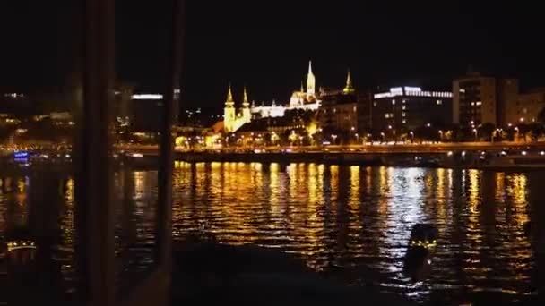 Ночь Будапешт Огнях Столица Крупнейший Город Венгрии Удовольственная Лодка Плывет — стоковое видео