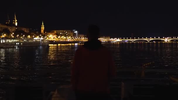 Ten Chlap Obdivuje Noc Budapešti Hlavní Město Největší Město Maďarska — Stock video