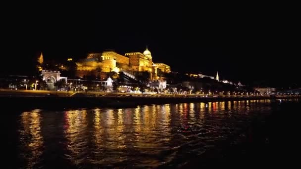ブダ要塞だ ブダペストにあるハンガリー王の住居 ブダペスト歴史博物館 ブダペストの歴史博物館 夜のブダペストライトで ハンガリーの首都と最大の都市 — ストック動画