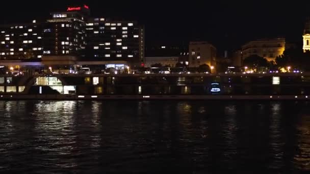 Nacht Boedapest Het Licht Hoofdstad Grootste Stad Van Hongarije Plezierboot — Stockvideo