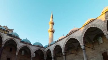 İstanbul 'da Süleyman. Süleyman Camii İstanbul. Şehrin Vefa bölgesinin eski bir bölgesi. Muhteşem Sultan Süleyman 'ın Camii. dört minare