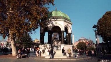 İstanbul 'daki Alman çeşmesi. Sultanahmet Meydanı 'ndaki İstanbul şehir merkezinde tarihi bir çeşme. İstanbul 'un merkezinde yürüyen insanlar. Türkiye 'nin en büyük kenti 