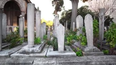 İstanbul 'daki Süleyman mezarlığı. İstanbul 'da açık havada mezar taşları ve anıtlar müzesi. Süleyman Camii 'ndeki mezarlıkta mezar taşları. Süleyman Camii İstanbul