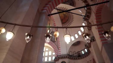 İstanbul 'da Süleyman. Süleyman Camii İstanbul. Muhteşem Sultan Süleyman 'ın Camii. İstanbul 'daki Süleyman Camii' nin içi. Türk mimarisi. Camide dekorasyon.