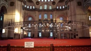 İstanbul 'da Süleyman. Süleyman Camii İstanbul. Muhteşem Sultan Süleyman 'ın Camii. İstanbul 'daki Süleyman Camii' nin içi. Türk mimarisi. Camide dekorasyon.