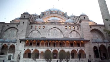 İstanbul 'da Süleyman. Süleyman Camii İstanbul. Şehrin Vefa bölgesinin eski bir bölgesi. Muhteşem Sultan Süleyman 'ın Camii. dört minare