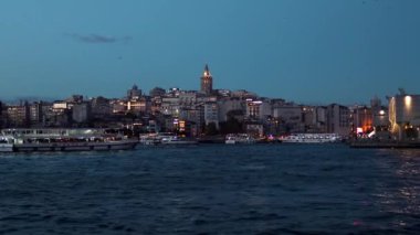 Galata ilçesinin yüksek bir tepesinde, İstanbul 'un Avrupa kesimindeki Galata kulesi. Avrupa ve Küçük Asya arasındaki Boğaz Boğazı. Gemiler gece Boğaz 'da yelken açar.