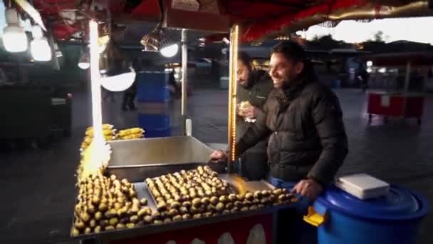 伊斯坦布尔的街头食品 土耳其人在伊斯坦布尔市中心卖街头食品 土耳其烤栗子 土耳其食品 伊斯坦布尔的夜生活土耳其之夜 烤玉米 — 图库视频影像