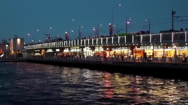 伊斯坦布尔伊斯坦布尔的Galata桥横跨伊斯坦布尔金角湾的拉桥 步行区和餐馆 汽车和有轨电车交通 土耳其的夜生活 — 图库视频影像