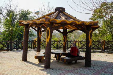 Oturan ve rahatlayan çift ahşap barakanın altında