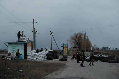 Hostroluchchya, Ukrayna: 7 Mart 2022: Ukrayna köyündeki bölge savunma savaşçıları