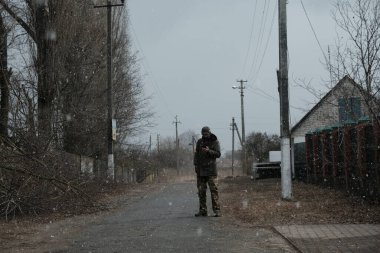 Hostroluchchya, Ukrayna: 7 Mart 2022: Ukrayna köyündeki bölge savunma savaşçıları