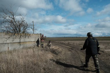 Hostroluchchya, Ukrayna: 7 Mart 2022: Ukrayna köyündeki bölge savunma savaşçıları