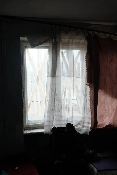 Hostroluchya ウクライナ March 2022 家の中の縞模様の窓 — ストック写真