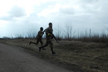 Hostroluchchya, Ukrayna: 7 Mart 2022: Ukrayna köyündeki bölge savunma savaşçıları