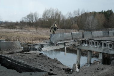 Hostroluchchya, Ukrayna: 8 Mart 2022: Ukrayna köyündeki Rus ordusu tarafından yıkılan köprü 