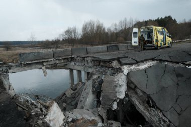 Hostroluchchya, Ukrayna: 8 Mart 2022: Ukrayna köyündeki Rus ordusu tarafından yıkılan köprü 