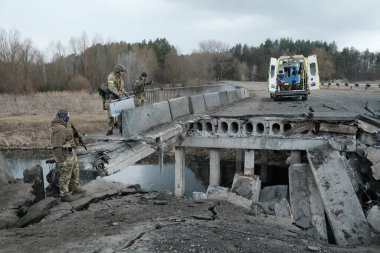 Hostroluchchya, Ukrayna: 8 Mart 2022: Ukrayna köyündeki Rus ordusu tarafından yıkılan köprü 
