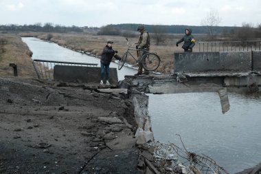Hostroluchchya, Ukrayna: 8 Mart 2022: Ukrayna köyündeki Rus ordusu tarafından yıkılan köprü 
