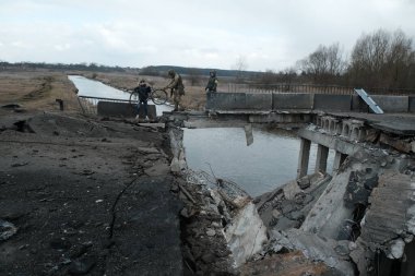 Hostroluchchya, Ukrayna: 8 Mart 2022: Ukrayna köyündeki Rus ordusu tarafından yıkılan köprü 