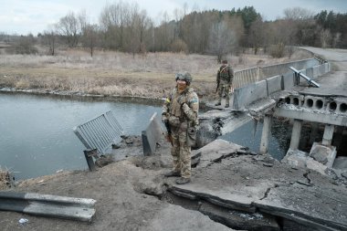 Hostroluchchya, Ukrayna: 8 Mart 2022: Ukrayna köyündeki Rus ordusu tarafından yıkılan köprü 